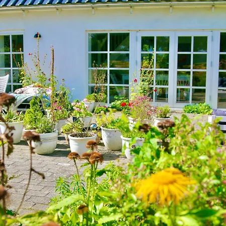 Landlig Idyl Kun 15 Minutter Fra Aalborg Centrum Klarup